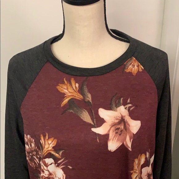 ❣️SALE❣️ NWT Floral Side Tie Top - Picture 6 of 7